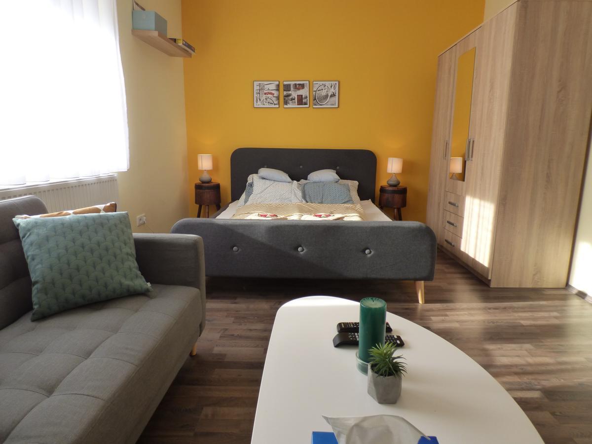 Yellow Apartment Debrecen Exterior photo